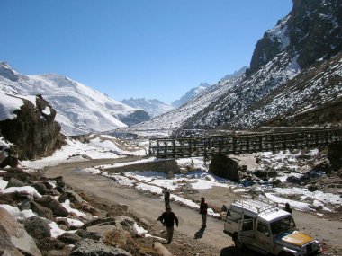 Turistler, Hindistan-Çin sınırı yakınlarındaki 16500 feet yükseklikte yer alan Yumaysamdong 'da karla kaplı bölgelerde doğanın güzelliğinin tadını çıkarıyorlar. Burası Sikkim 'in en popüler turistik mekanı.. 