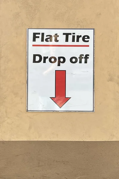 Velikost Tire Drop Vypnuto Stěně Čerpací Stanice — Stock fotografie