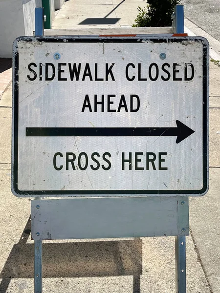 Sidewalk Closed Ahead Cross Aqui Sinal Canteiro Obras Rua — Fotografia de Stock