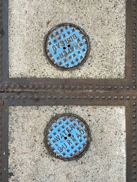Металеві Кришки Клапанів Водяних Клапанів Під Міським Тротуаром — стокове фото