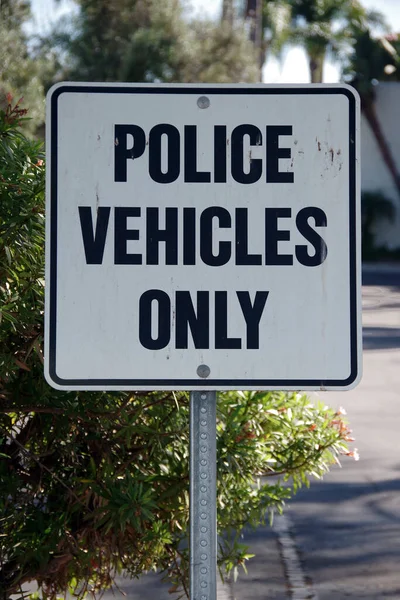 Polizei Fahrzeug Nur Schild Auf Einem Parkplatz — Stockfoto