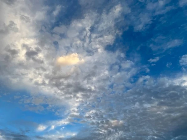 Яркие Облака Вечерний Солнечный Свет — стоковое фото