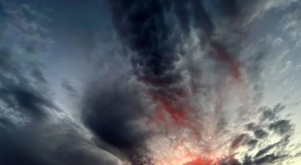 Драматическое Небо Вечерним Солнечным Светом — стоковое фото