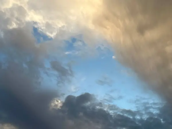 Драматическое Небо Вечерним Солнцем — стоковое фото