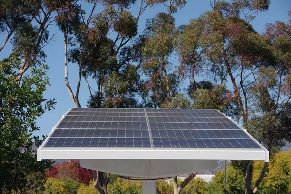 充電ステーションのサンコレクタ太陽電池の屋根 — ストック写真