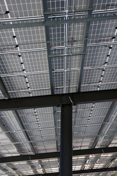 太陽エネルギー駐車場屋根の一部ビュー — ストック写真