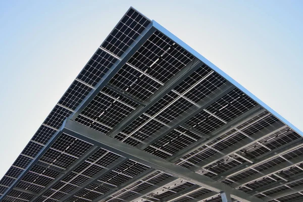 太陽エネルギー駐車場屋根の一部ビュー — ストック写真