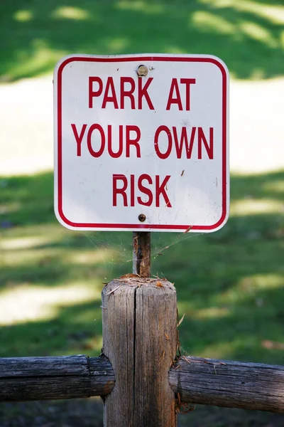 あなた自身の危険サインで公園 — ストック写真