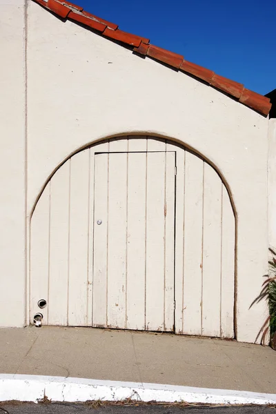Antigua Puerta Arqueada Con Puerta Insertada —  Fotos de Stock