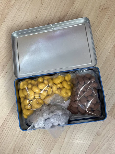 錫の箱の中のチョコレートキャンディーの多様性 — ストック写真