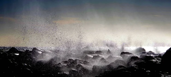 Ondas Oceânicas Salpicando Rochas Costeiras Uma Noite Inverno — Fotografia de Stock