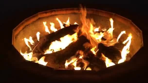 夜间在火坑中燃着的火 — 图库视频影像
