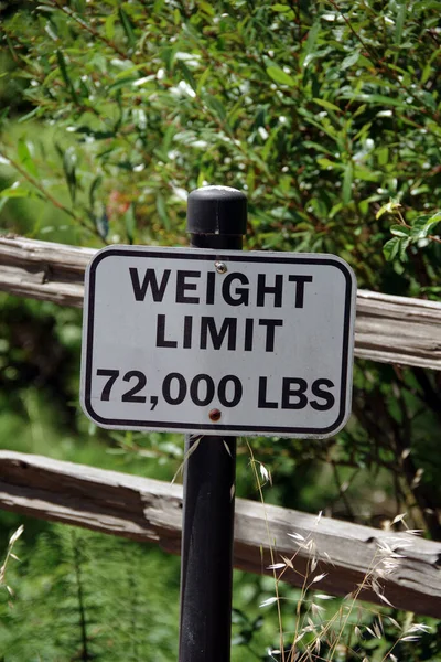 Weight Limit 000 Lbs Znak Starym Moście — Zdjęcie stockowe