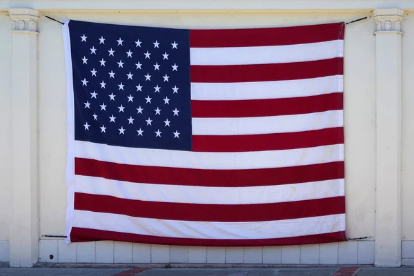 Nagy Amerikai Zászló Egy Épület Falán — Stock Fotó