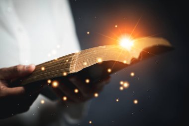 İncil konsepti olan Hristiyanlara tapmak. Evde ders çalışarak İncil 'i tutan genç bir kadın. Kilisede yetişkin bir Hıristiyan kadın kitap okuyor. Din maneviyatını öğrenen ve Tanrı 'ya dua eden bir kız..