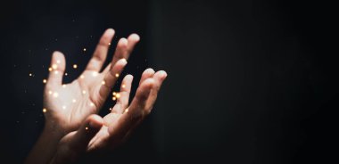 Hristiyanlık dini kavramı. Hristiyan hayatı, Tanrı 'ya dua etmek. Kadınlar daha iyi bir hayat dilemek için Tanrı 'ya dua ederler. Af dileyip iyiliğe inandılar..