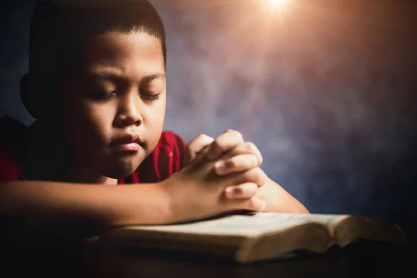 Uctívejte Křesťana Biblickým Pojetím Mladý Chlapec Drží Ruce Svatou Bibli — Stock fotografie