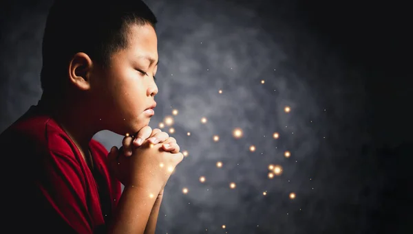 Христианская Религия Кризис Христианской Жизни Молитва Богу Молодой Мальчик Молится — стоковое фото