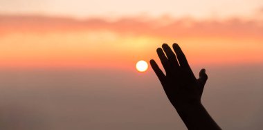 Kadının silueti, dua eden ruhaniyet ve din, tanrıya tapan bir kadın. Hristiyanlık dini kavramı. Dindar insanlar Tanrı 'ya karşı alçakgönüllüdür. Hıristiyanların Tanrı 'ya inancı ve umudu var..