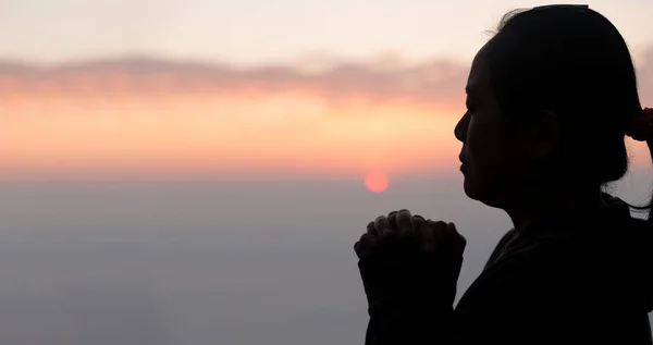 Kadının Silueti Dua Eden Ruhaniyet Din Tanrıya Tapan Bir Kadın — Stok fotoğraf