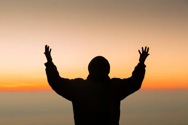 概念キリスト教徒の礼拝や神への祈り 愛とキリスト教の男のシルエット 日の出の空の背景を持つ神への献身 平和のための男性崇拝神 希望と成功 — ストック写真