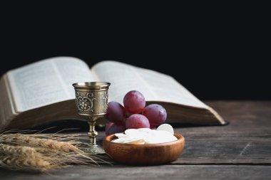 Ayin kavramı ya da Hristiyanlığın kutsal ayini. Ayin, İsa tarafından kurulmuş bir ayindir. Havarilerle son akşam yemeği sırasında. Ekmek ve şarap Hristiyan İsa 'nın bedeni ve kanıdır..
