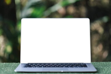Arka plandaki boş ekran dizüstü bilgisayar, doğa resmi, açık ofis. Seyahat konsepti. İş fikirleri. Seyahat tercihi. Uzayı kopyala İnternetteki mağaza. Teknoloji dijital siber uzay. Web ağı.