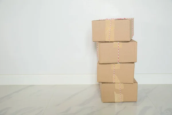 Stack Cardboard Boxes Moving Empty Room White Wall Cardboard Boxes — Fotografia de Stock
