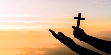 Haç, Hristiyanlığın bir sembolüdür. İnsan elleri avuçlarını açıp ibadete başlar. Tanrı, Katolik Paskalya Paskalya Paskalya Perhizi dualarına yardım etsin. Hıristiyan konsepti.