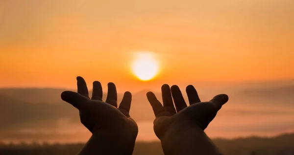 キリスト教の概念の信仰 美しい日の出や日没の背景をぼやけて太陽の光の上に精神的な祈りの手 信仰するクリスチャン 神の朝の祈りへの信仰 — ストック写真