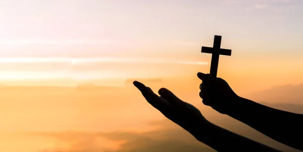 Cruz Símbolo Cristianismo Mãos Humanas Abrem Palma Acima Adoração Eucaristia — Fotografia de Stock