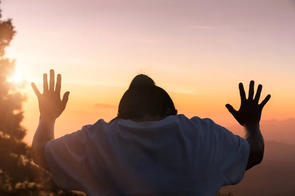 キリスト教の概念の信仰 美しい日の出や日没の背景をぼやけて太陽の光の上に精神的な祈りの手 信仰するクリスチャン 神の朝の祈りへの信仰 — ストック写真