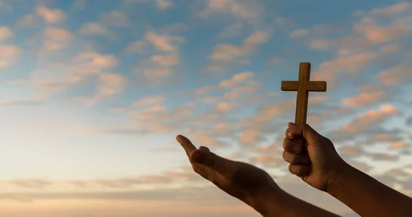 Das Kreuz Ist Ein Symbol Des Christentums Menschliche Hände Öffnen — Stockfoto