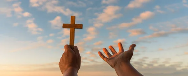 Σταυρός Είναι Σύμβολο Του Χριστιανισμού Ανθρώπινα Χέρια Ανοίγουν Παλάμη Λατρεία — Φωτογραφία Αρχείου