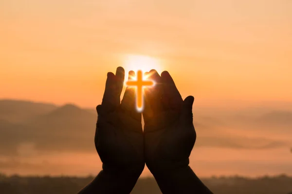 Σταυρός Είναι Σύμβολο Του Χριστιανισμού Ανθρώπινα Χέρια Ανοίγουν Παλάμη Λατρεία — Φωτογραφία Αρχείου
