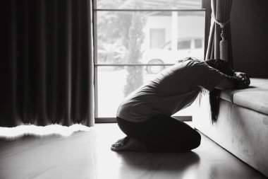Şizofreni, akıl sağlığı depresyonu kavramında yalnız ve üzgün. Bunalımlı bir kadın kendini kötü hissederek evde yerde oturuyor. Kadınlar depresyonda, korkmuş ve mutsuzdur..