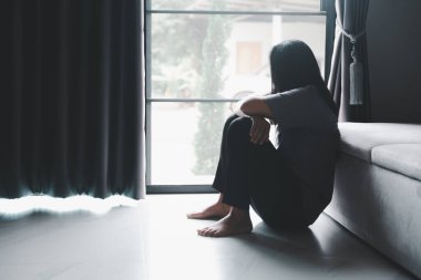 Şizofreni, akıl sağlığı depresyonu kavramında yalnız ve üzgün. Bunalımlı bir kadın kendini kötü hissederek evde yerde oturuyor. Kadınlar depresyonda, korkmuş ve mutsuzdur..