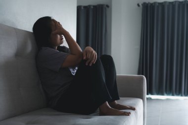 Şizofreni, akıl sağlığı depresyonu kavramında yalnız ve üzgün. Evdeki kanepede oturan bunalımlı kadın kendini kötü hissediyor. Kadınlar depresyonda, korkmuş ve mutsuzdur..