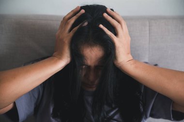 Şizofreni, akıl sağlığı depresyonu kavramında yalnız ve üzgün. Evdeki kanepede oturan bunalımlı kadın kendini kötü hissediyor. Kadınlar depresyonda, korkmuş ve mutsuzdur..