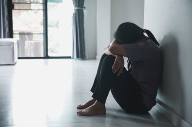 Şizofreni, akıl sağlığı depresyonu kavramında yalnız ve üzgün. Depresyonda olan bir kadın duvarda gölgesi olan ve kendini sefil hisseden bir evde oturuyor. Kadınlar depresyonda, korkmuş ve mutsuzdur..