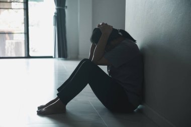 Şizofreni, akıl sağlığı depresyonu kavramında yalnız ve üzgün. Depresyonda olan bir kadın duvarda gölgesi olan ve kendini sefil hisseden bir evde oturuyor. Kadınlar depresyonda, korkmuş ve mutsuzdur..