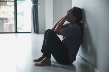 Şizofreni, akıl sağlığı depresyonu kavramında yalnız ve üzgün. Depresyonda olan bir kadın duvarda gölgesi olan ve kendini sefil hisseden bir evde oturuyor. Kadınlar depresyonda, korkmuş ve mutsuzdur..