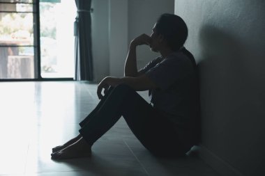 Şizofreni, akıl sağlığı depresyonu kavramında yalnız ve üzgün. Depresyonda olan bir kadın duvarda gölgesi olan ve kendini sefil hisseden bir evde oturuyor. Kadınlar depresyonda, korkmuş ve mutsuzdur..