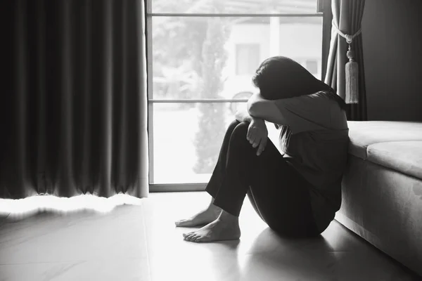 精神分裂症与孤独和悲伤在心理健康抑郁症的概念 沮丧的女人在家里靠着地板坐着 黑暗的房间里感到很凄凉 女人抑郁 不快乐 — 图库照片