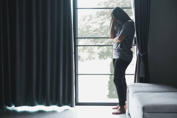 精神分裂症与孤独和悲伤在心理健康抑郁症的概念 沮丧的女人站在黑暗的房间里 在家里感觉很凄惨 女人抑郁 不快乐 — 图库照片