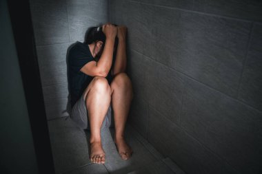 Şiddet içerikli taciz kavramını bırak. Patron ya da işveren işyerindeki bir kadına cinsel tacizde bulundu. Köşede oturan bunalımlı kız. Kadınlara yönelik şiddeti durdurun, Uluslararası Kadınlar Günü.