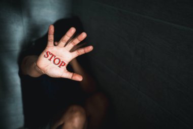 Şiddet içerikli taciz kavramını bırak. Patron ya da işveren işyerindeki bir kadına cinsel tacizde bulundu. Köşede oturan bunalımlı kız. Kadınlara yönelik şiddeti durdurun, Uluslararası Kadınlar Günü.