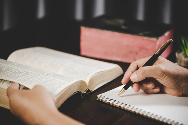 Junge Frau Hält Die Heilige Bibel Der Hand Und Studiert — Stockfoto