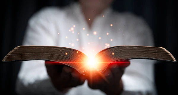Geloof Met Heilig Bijbelconcept Handen Van Een Vrouwelijk Gebed Aanbidden — Stockfoto