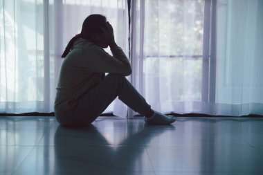 Şizofreni, akıl sağlığı depresyonu kavramında yalnız ve üzgün. Bunalımlı bir kadın kendini kötü hissederek evde yerde oturuyor. Kadınlar depresyonda, korkmuş ve mutsuzdur..